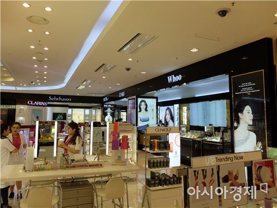 롯데백화점 베트남 호찌민점 1층 화장품 매장. LG생활건강의 후·오휘·숨이 나란히 입점해 있다.(사진=오종탁 기자)