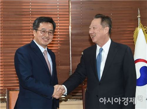 박용만 상의 회장, '경제현안 제언집' 들고 국회 방문