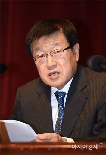 김영주 무역협회 신임 회장이 16일 삼성동 코엑스에서 열린 임시총회에서 회장에 선출된 직후 취임사를 하고 있다. 