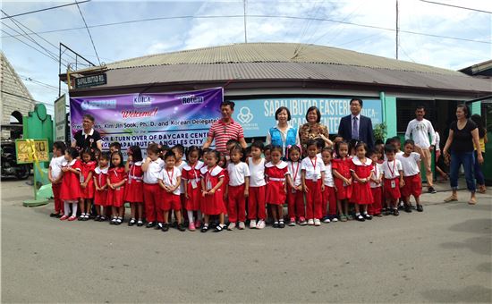 17일 필리핀 앙헬레스 사방가토바랑가이 아동센터에서 열린 아동센터 및 직업학교 증축식에서 현지 아이들이 기념촬영을 하고 있다.