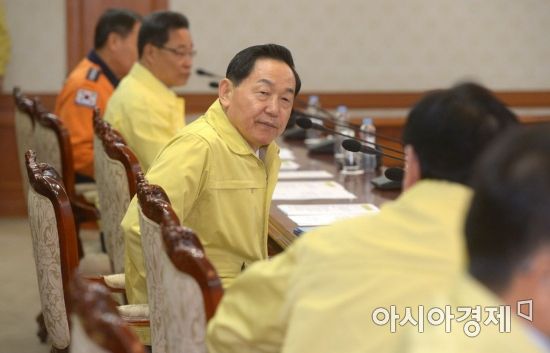 [포토]김상곤 부총리, 포항지진 관계장관회의 참석