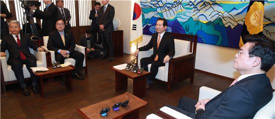 정세균 국회의장(가운데)은 20일 3당 원내대표와 회동에서 모두 발언을 하고 있다.(사진=연합뉴스)