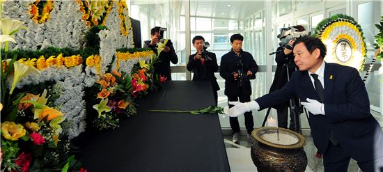 윤장현 광주시장, 세월호 합동 분향 참석