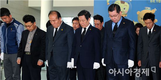 윤장현 광주시장, 세월호 합동 분향 참석