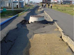2003년 도카치 지진 당시 액상화 피해로 맨홀이 융기해 있다./사진=일본 국토교통성 홈페이지
