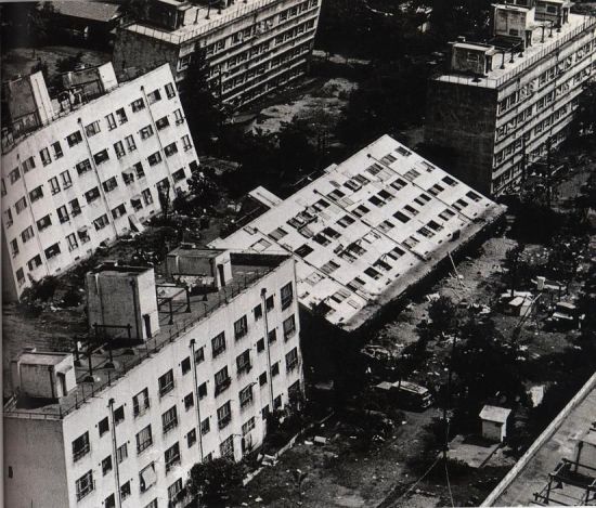 1964년 니가타 지진 당시 액상화 현상으로 넘어진 현영아파트/사진=요코하마시 총무국