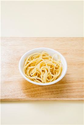 2. 스파게티는 끓는 물에 소금을 넣고 8분 정도 삶아 건진다.