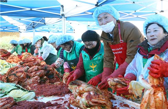[포토]이창우 동작구청장, 사랑의 김장 담기 참여 