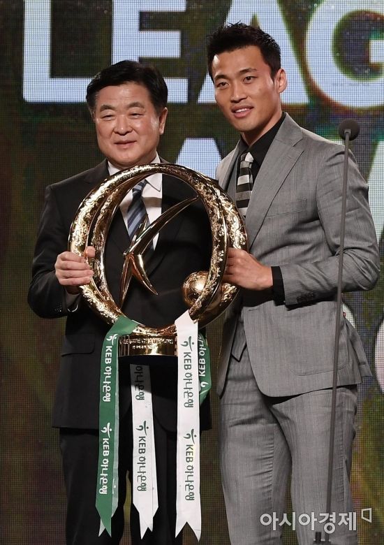 [포토] 우승 트로피 전달받는 전북 신형민