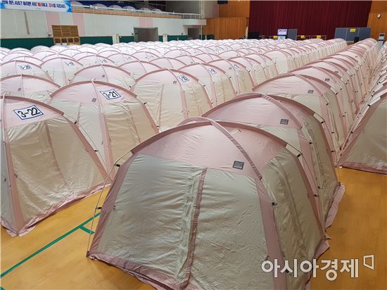 20일 포항 북구 흥해실내체육관에 지진 피해 이재민들을 위한 텐트가 설치돼 있다. 사진=김민영 기자