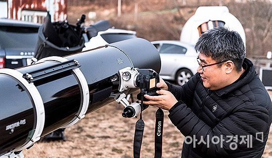 변성식 씨가 천체사진을 찍기위해 추적장치가 내장된 적도의를 활용하여 반사망원경 접안부에 디지털사진기를 장착하고 있다./강원도 횡성=윤동주 기자 doso7@