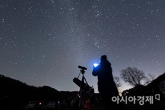 한 아마추어 천문인이 휴대폰 어플을 이용해 별자리 위치를 확인하고 있다./강원도 횡성=윤동주 기자 doso7@
