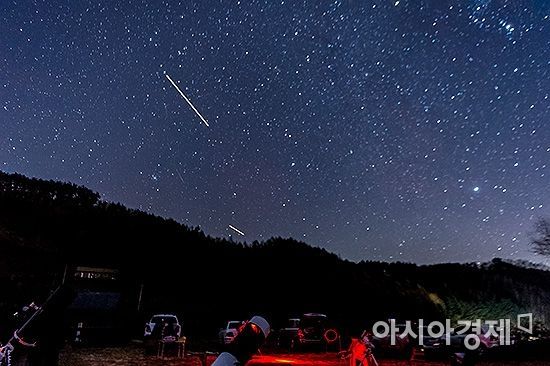 사자자리에서 기대했던 유성우 대신 비행기들이 지나가고 있다T.T/강원도 횡성=윤동주 기자 doso7@