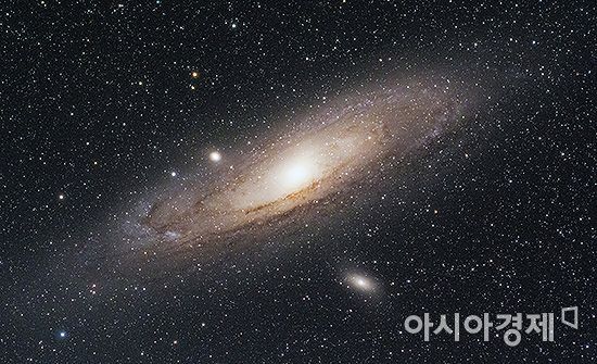 '안드로메다'는 그리스 신화에 나오는 에티오피아왕 케페우스와 왕비 카시오페이아의 딸의 이름이다. 가을 북동쪽 하늘에서 관측되고, 날씨 맑은 날에는 맨눈으로도 관측가능하다./사진=변성식 씨 제공