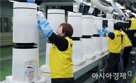 ▲LG전자 직원들이 경남 창원에 있는 공기청정기 생산라인에서 퓨리케어 360° 공기청정기를 생산하고 있다. (제공=LG전자)