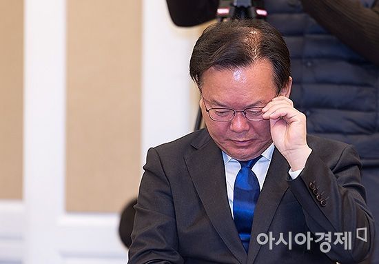 [포토] 안경 바로쓰는 김부겸 장관