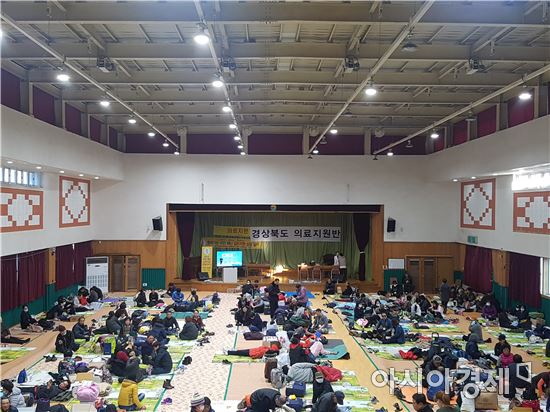 21일 오전 포항 북구 남산초등학교 강당에 300여명의 지진 피해 이재민들이 아침을 맞고 있다. 사진=김민영 기자