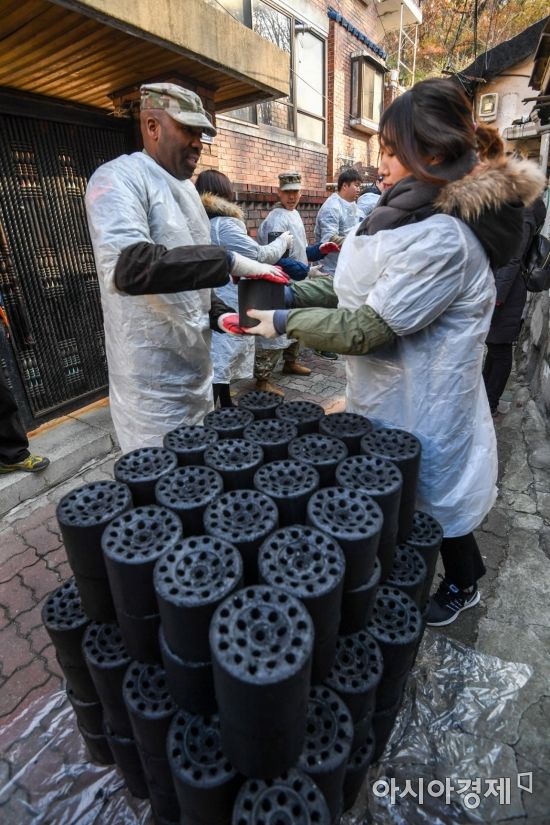 [포토] 주한미군장병 사랑의 연탄 나눔