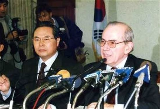 1997년 당시 국제통화기금(IMF)과의 협상타결 관련 기자회견을 하는 당시 미셸 캉드쉬 IMF 총재(오른쪽)와 임창렬 부총리(왼쪽) 모습.(사진=연합뉴스)