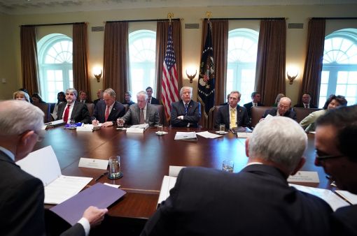 [이미지출처=EPA연합뉴스] 20일 백악관에서 도널드 트럼프 미국 대통령 주재로 각료회의가 열리고 있다.