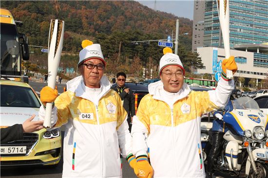 평창올림픽 성화, 전남도청서 도민 성공 염원 밝혀 