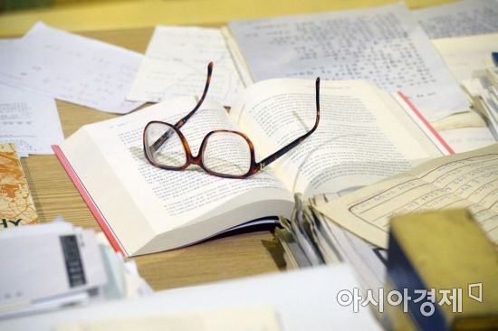[포토]고은 시인의 책과 안경
