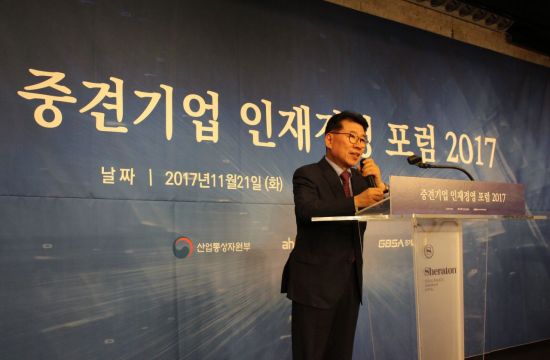 반원익 한국중견기업연합회 상근부회장이 21일 21일 쉐라톤서울팔래스강남호텔에서 열린 ‘중견기업 인재경영 포럼’에서 발언하고 있다.