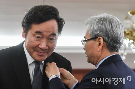 [포토] 사랑의 열매 뱃지다는 이낙연 총리