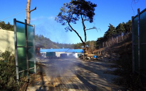 양양 남대천 하구의 조류 분변에서 AI 바이러스가 검출돼 방역 당국이 긴장하고 있는 가운데 21일 양양지역 한 양계농가에서 방역을 위한 분무시설이 가동되고 있다. (사진=연합뉴스)