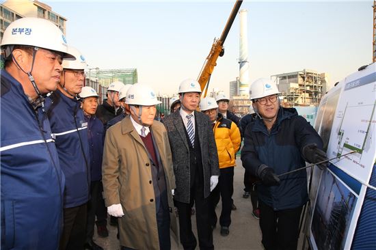 [포토]박홍섭 마포구청장, 서울화력발전소 건설현장 방문  