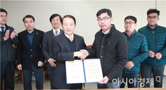 21일 열린 여수광양항만공사 2017년도 임금협약식에서 방희석 사장(왼쪽)과 정하수 노동조합 노조위원장 직무대행이 협약서에 서명한 뒤 악수를 나누고 있다. 사진제공=여수광양항만공사