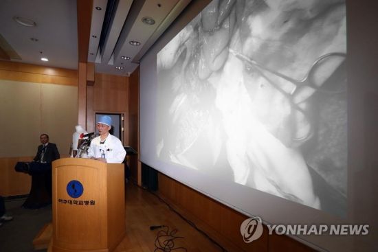 15일 오후 경기도 수원 아주대병원에서 이국종 교수가 총상을 입은 채 귀순한 북한군 병사의 수술결과 및 환자 상태에 대한 브리핑을 하고 있다. [이미지출처=연합뉴스]