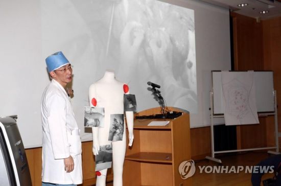 15일 오후 경기도 수원 아주대병원에서 이국종 교수가 총상을 입은 채 귀순한 북한군 병사의 수술결과 및 환자 상태에 대한 브리핑을 하고 있다. [이미지출처=연합뉴스]