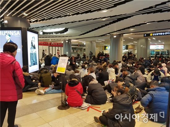22일 오전 롯데백화점 서울 잠실점 에비뉴엘 지하 입구 앞에 '평창 롱패딩'을 사려는 사람들이 기다리고 있다. 대기열은 전날 오후부터 시작됐다.