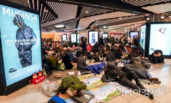 [냄비 소비의 역설④]열풍 뒤에서 혼자 웃는 리셀러…"대행비 아닌가요"