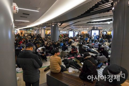 '연중세일도 안통했는데'…백화점, 12월 매출도 고공행진 '고민'