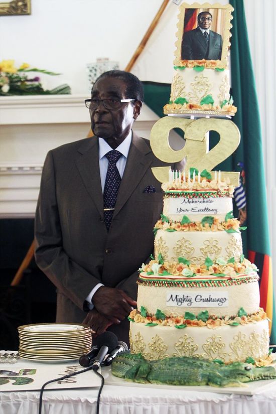 지난해 2월, 자신의 92번째 생일을 기념해 만든 92kg짜리 생일케이크 앞에 선 무가베 대통령 모습(사진=AP연합뉴스)