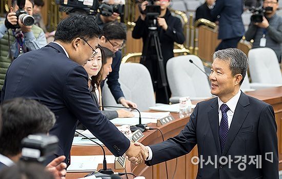 [포토] 야당의원들과 인사하는 이진성 후보자