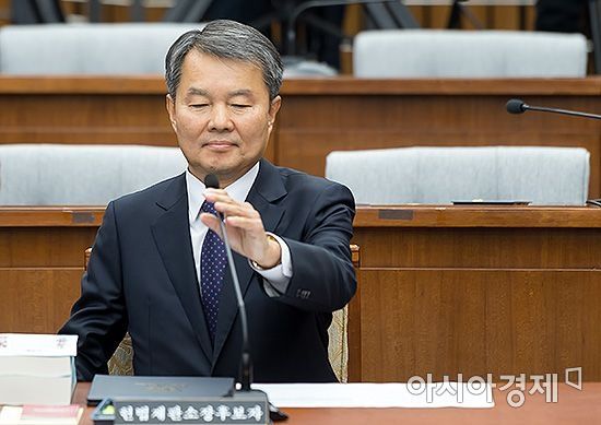 [포토] 마이크 바로잡는 이진성 후보자