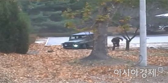 유엔군사령부가 22일 서울 용산구 국방부 브리핑룸에서 판문점 공동경비구역(JSA)으로 귀순한 북한군 병사에 대한 조사 결과를 발표하며 당시 CCTV 영상을 공개하고 있다. /문호남 기자 munonam@