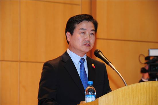 홍종학 중기부 장관이 21일 오후 정부대전청사에서 열린 취임식에서 '제2 벤처붐'과 '혁신창업 생태계' 조성 등에 대해 이야기를 하고 있다.  