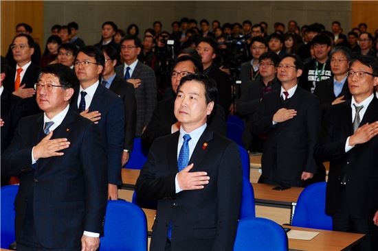 홍종학 중기부 장관(앞줄 오른쪽)이 취임식에서 국민의례를 하면서 초대 장관으로 임명된 막중한 사명감과 책임감을 느끼며 혁신성장과 새로운 도약을 다짐하고 있다.