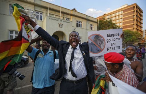 "37년만에 대통령이 바뀐다"…무가베 사임에 환호하는 짐바브웨