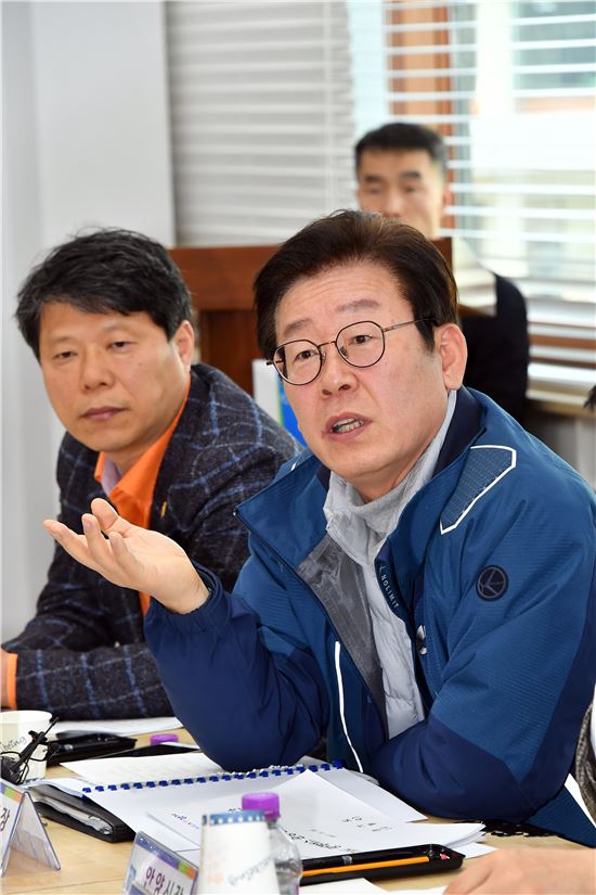 이재명 "버스준공영제 업체만 배불리는 퍼주기 될수도…"