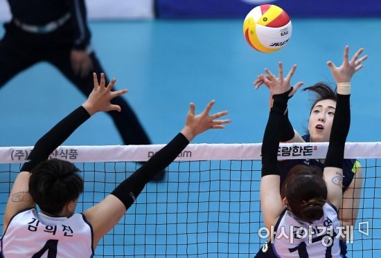 [포토] 황민경, '살짝 넘긴다'