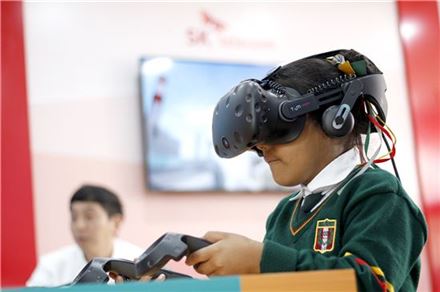 페루 어린이가 어린이가 가상현실(VR)을 체험하고 있는 모습. 