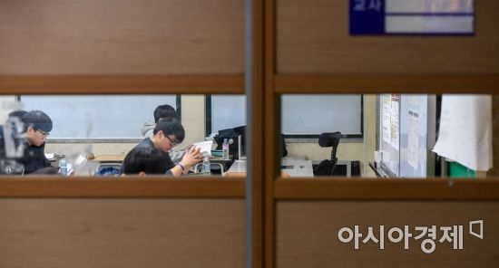 [2018 수능] '지진연기' 수능 무사 출발… 1교시 국어 9월 모평보다 어려워