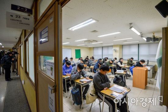 2018학년도 대학수학능력시험일인 23일 서울 종로구 경복고등학교에 마련된 시험장에서 수험생들이 시험시작을 기다리고 있다./강진형 기자aymsdream@