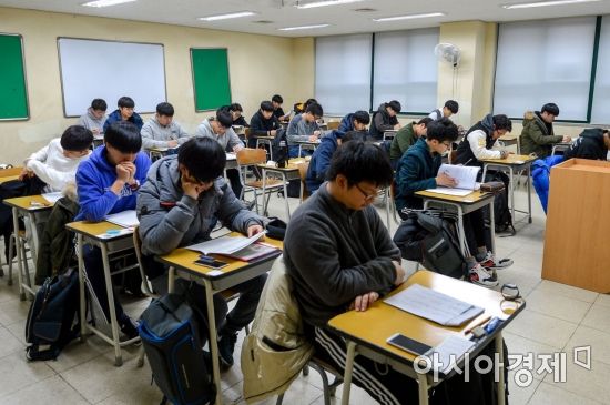 2018학년도 대학수학능력시험일인 23일 서울 종로구 경복고등학교에 마련된 시험장에서 수험생들이 시험시작을 기다리고 있다.