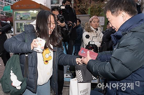 [포토] 도시락 챙겨주는 아버지